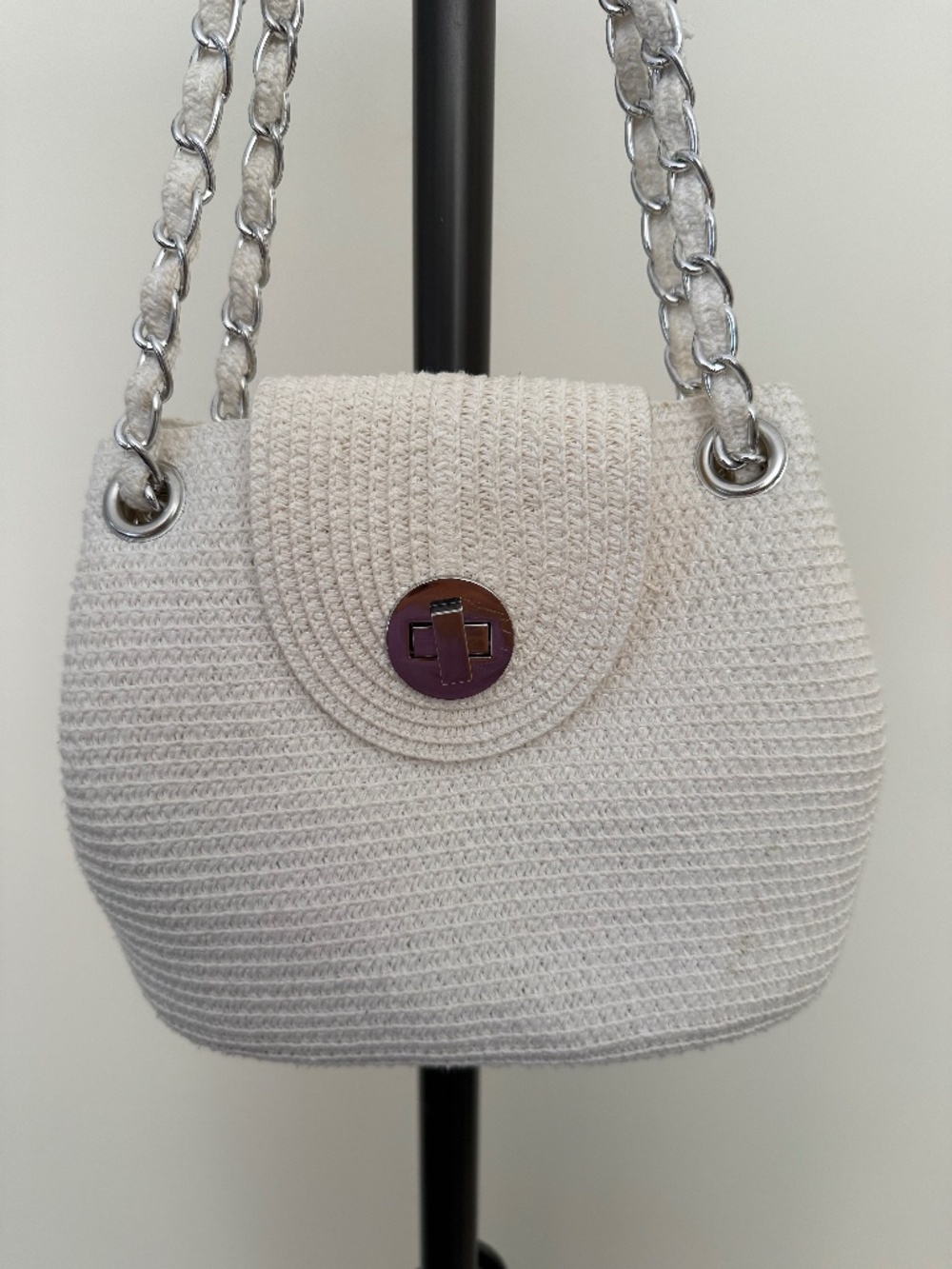 Kelly & Katie Cream Woven Straw Turn-Lock Chain Handbag
